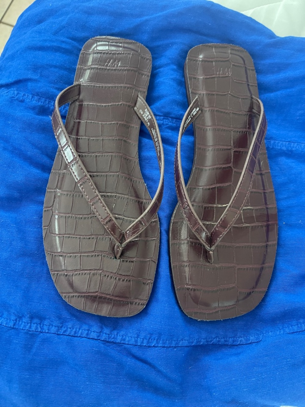 H&M (run big) Women's Dark Brown Croc-Embossed Thong Sandals